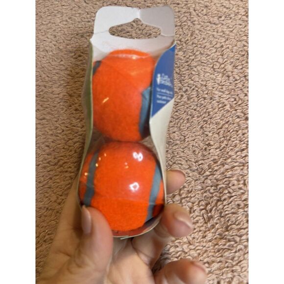 Chuckit!Ultra Ball Dog Toy, Medium (2.5 Inch Diameter) Pack of 2,breeds 20-60 lb - Picture 2 of 3